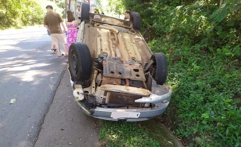 Mulher e criança ficam feridas  em Luzerna após carro capotar