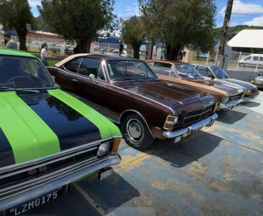 Kaferstag une veículos antigos e solidariedade em Luzerna com arrecadação de 200 kg de alimentos ao Hospital São Roque