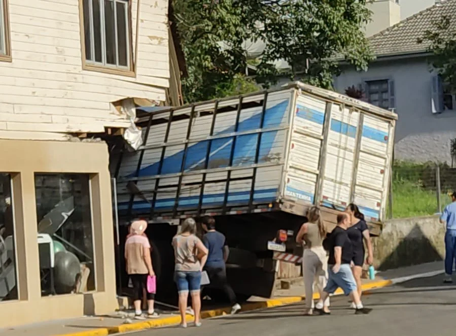 Caminhão sem freios atinge casa no centro de Ibicaré em local já marcado por acidentes