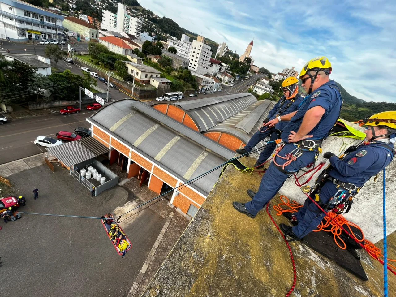 Bombeiros realizam treinamento em altura em Luzerna e região visando competição latino-americana