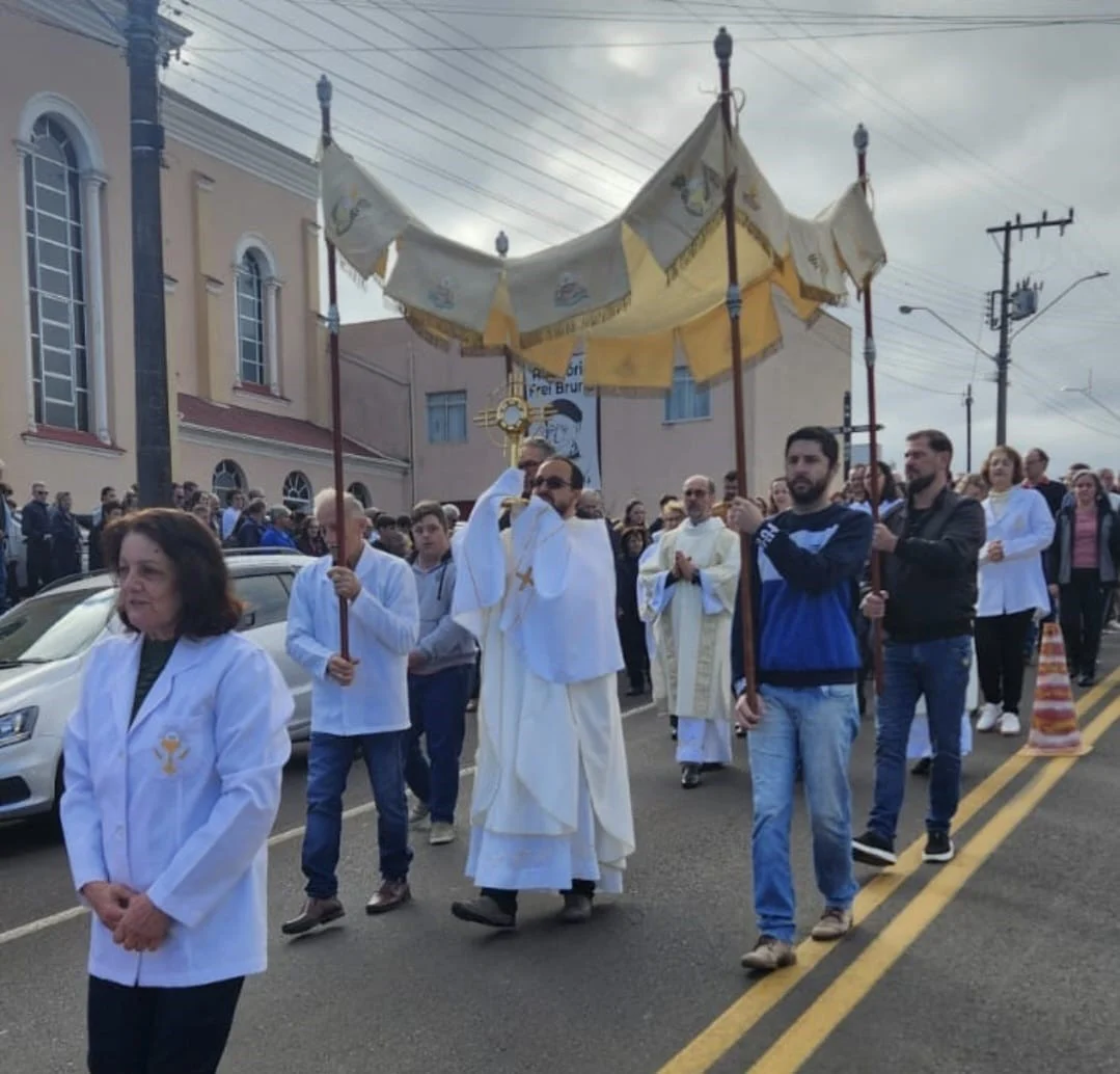 Fiéis celebram Corpus Christi na Paróquia São João Batista de Luzerna