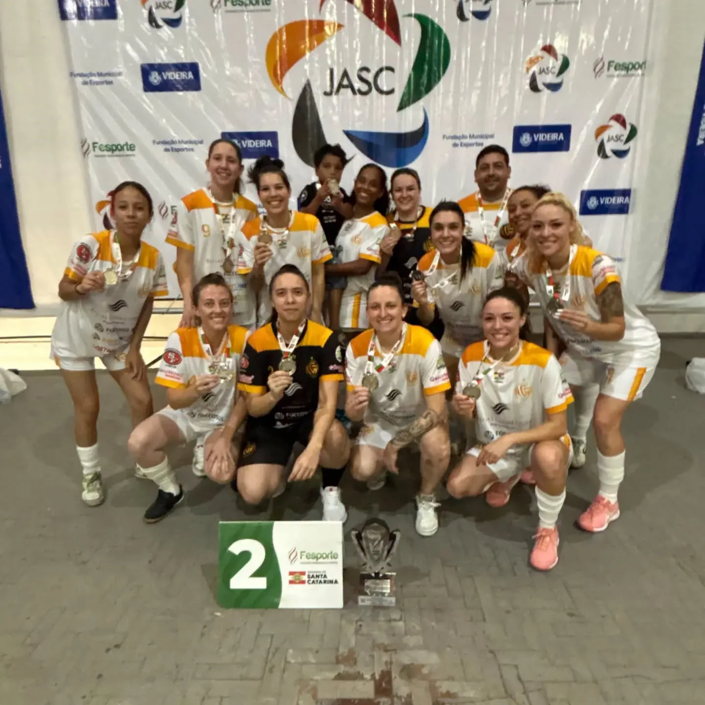 Futsal feminino de Luzerna conquista vaga nos JASC e celebra título da Copa Salto Veloso.