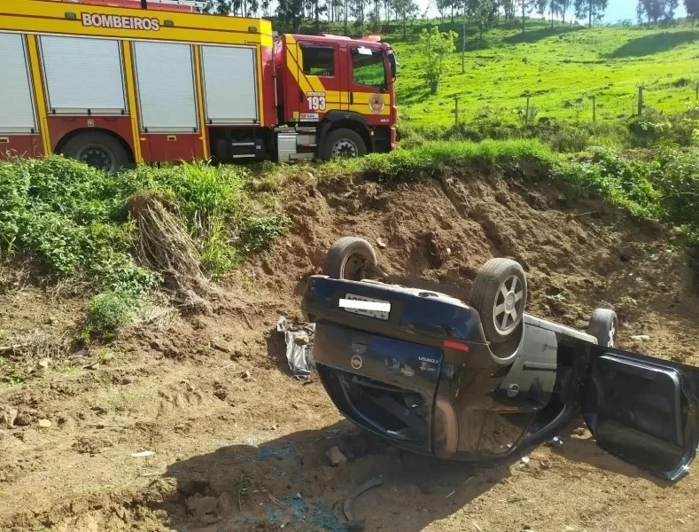 Carro cai em barranco e deixa dois feridos em Luzerna