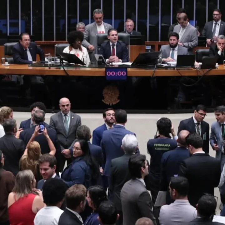 CAMARA-DOS-DEPUTADOS-6X1
